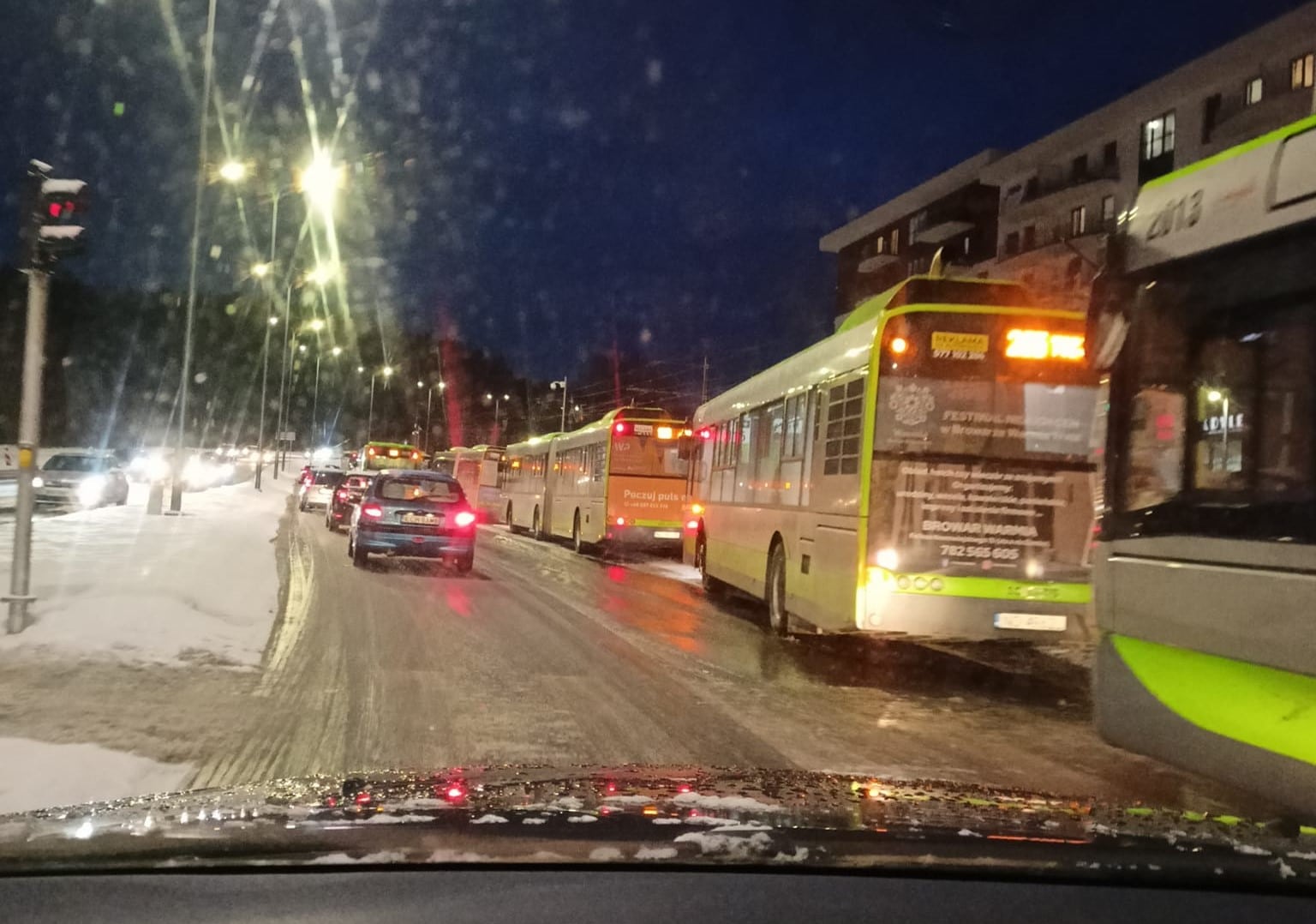 Paraliż komunikacyjny w Olsztynie. Autobusy stoją. Na drodze „szklanka” ruch drogowy Olsztyn, Wiadomości, zShowcase