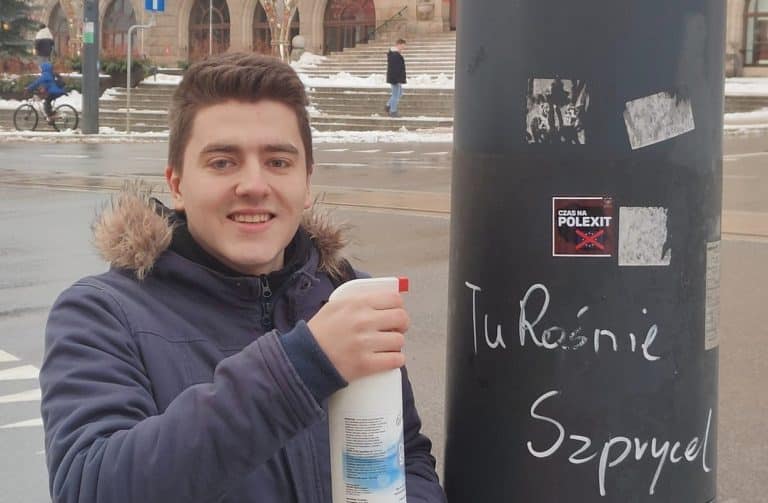 Aktywista zrywa antyunijne naklejki w Olsztynie