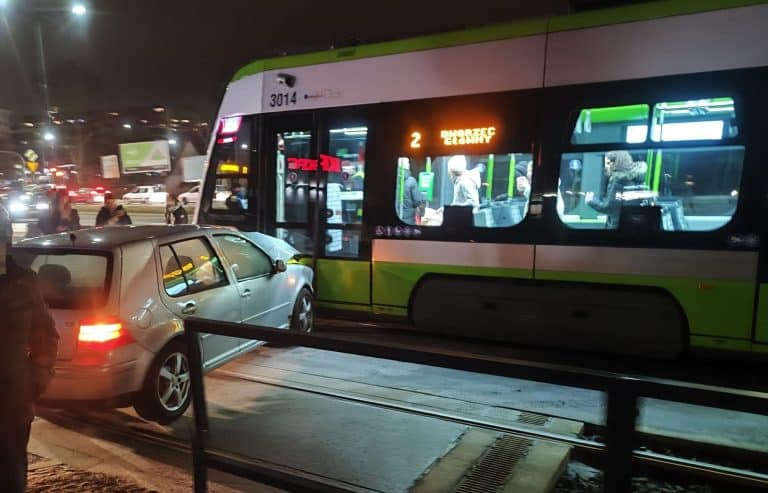 Niebezpieczny manewr 22-latka pod KFC. Młody kierowca doprowadził do kolizji z tramwajem