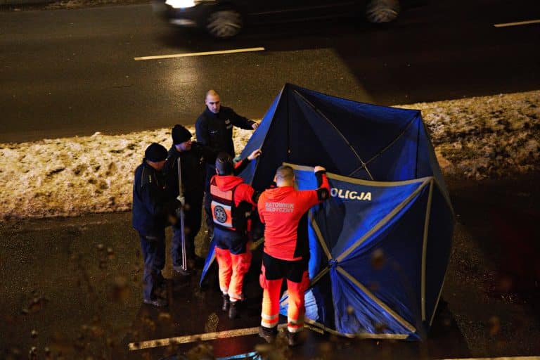 Tragedia na ruchliwej drodze w Olsztynie. Kobieta skoczyła na jezdnię