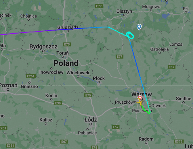 Samolot z Londynu nie mógł wylądować. Kręcił się nad Szymanami 90 min. i poleciał do Warszawy lotnisko Szczytno, Wiadomości, zShowcase