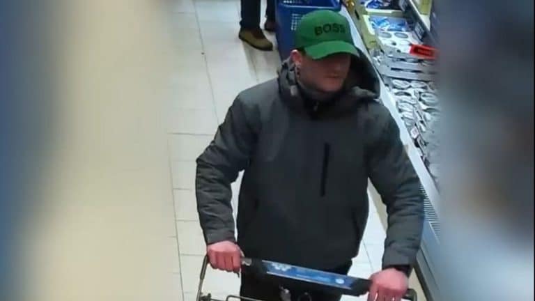 Wyszedł z pełnym koszykiem ze sklepu. Szuka go policja