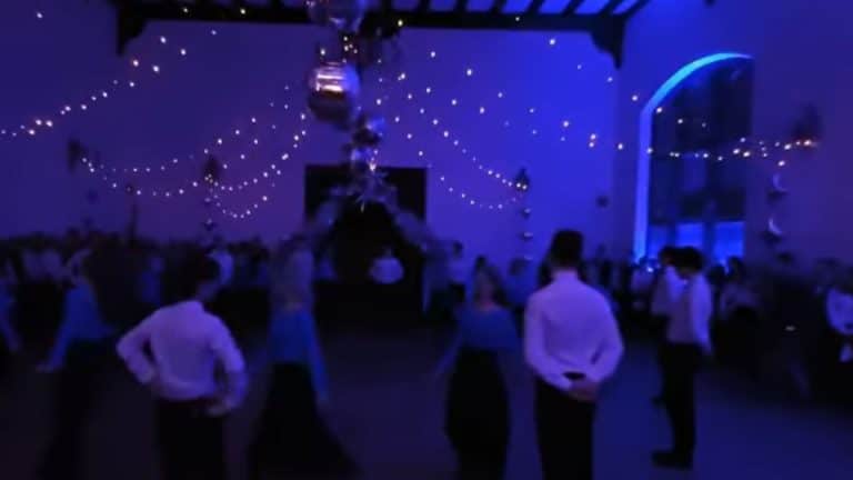 Studni&oacute;wka z nutą nostalgii. Walc uczni&oacute;w I LO w Olsztynie zn&oacute;w podbija internet