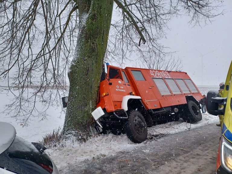 Strażak pod wpływem alkoholu uderzył w drzewo
