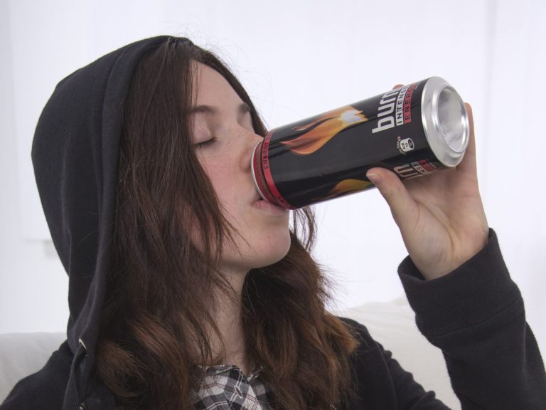 młodzież pije energetyki