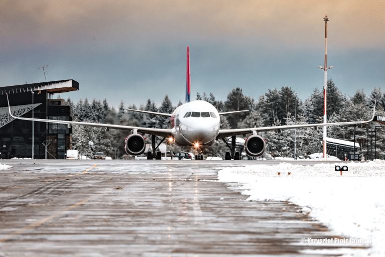 Samolot z Londynu nie mógł bezpiecznie wylądować w Szymanach