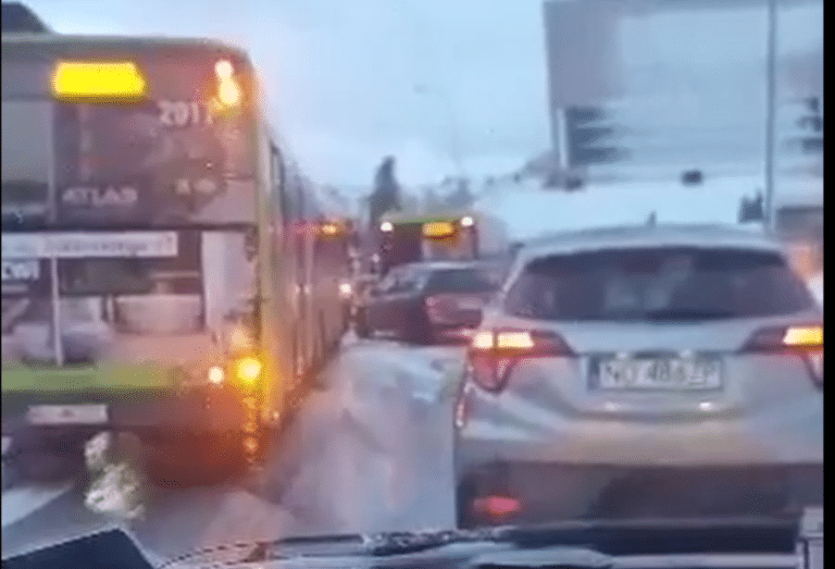 Autobusy blokują ul. Wilczyńskiego i Krasickiego. Kierowcy jeżdżą slalomem