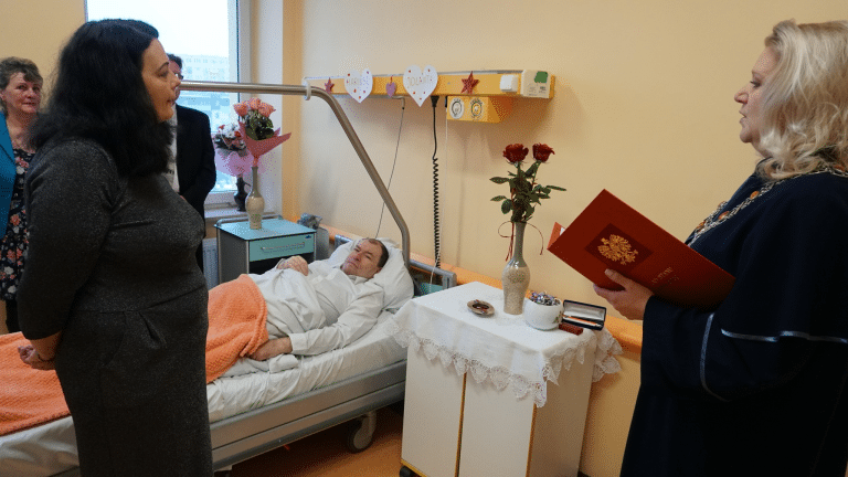 Niezwykły ślub w szpitalu. Miłość silniejsza niż przeciwności