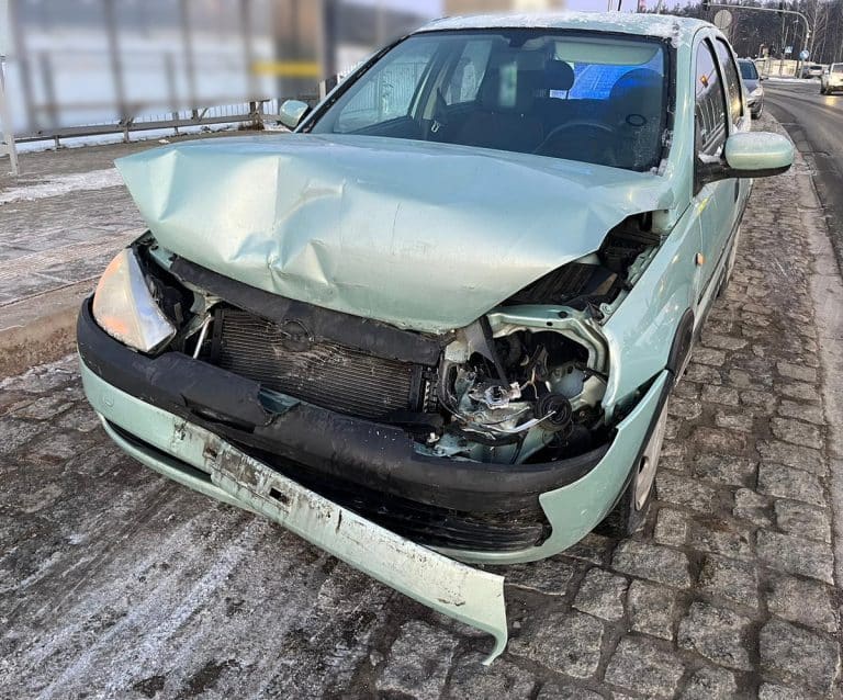 Poniedziałkowe zdarzenia drogowe w Olsztynie: seria kolizji i potrącenie pieszej na przejściu