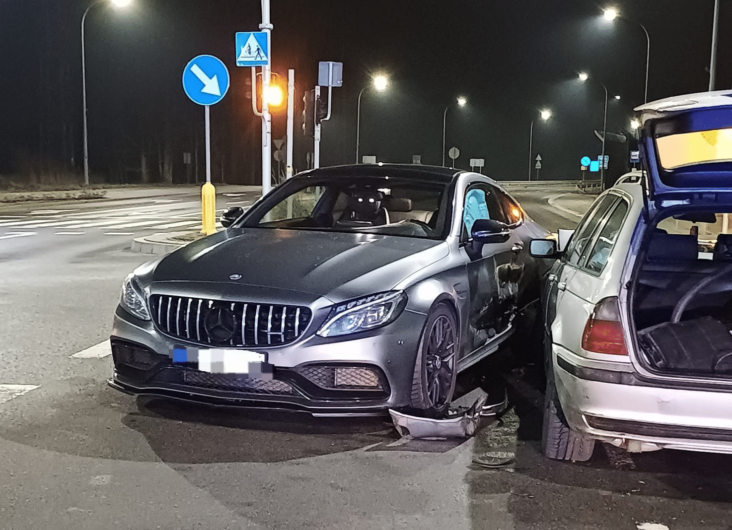 26-latka Mercedesem spowodowała kolizję. Nikt się nie spodziewał kto jechał BMW ruch drogowy Olsztyn, Wiadomości, zShowcase