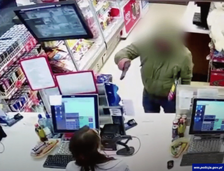 Dramatyczny finał roku w Ostródzie. Rozbój z bronią na stacji paliw