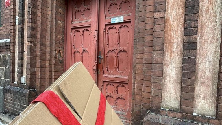 Kartony na pożegnanie. Nietypowy prezent dla komendanta policji w Olsztynie