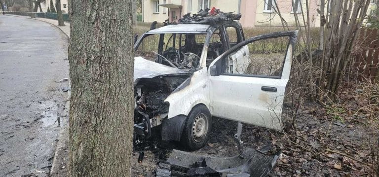 Wypadek na ul. Rataja. Fiatem uderzył w drzewo i potracił pieszego. Zostawił rannego pasażera