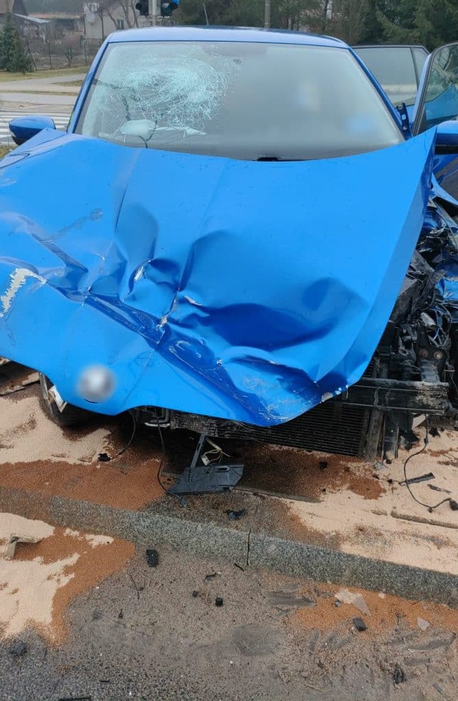 Niebezpieczna jazda w Olsztynie. Młody kierowca wywrócił skodę na ul. Płoskiego ruch drogowy Olsztyn, Wiadomości, zShowcase