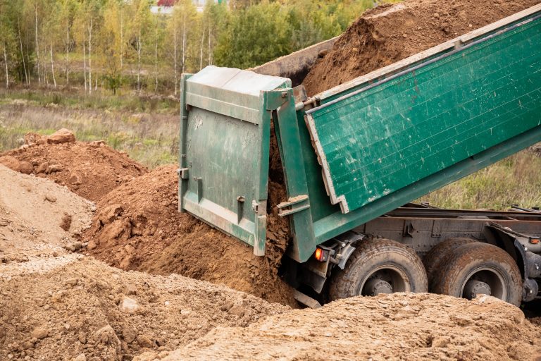 Odpady czy nie? Kontrowersje wok&oacute;ł składowiska nad jeziorem Ukiel