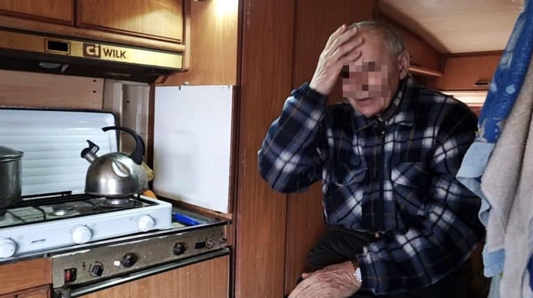 Od milionera do bezdomnego. Pan Wojciech od 5 lat mieszka w przyczepie na parkingu