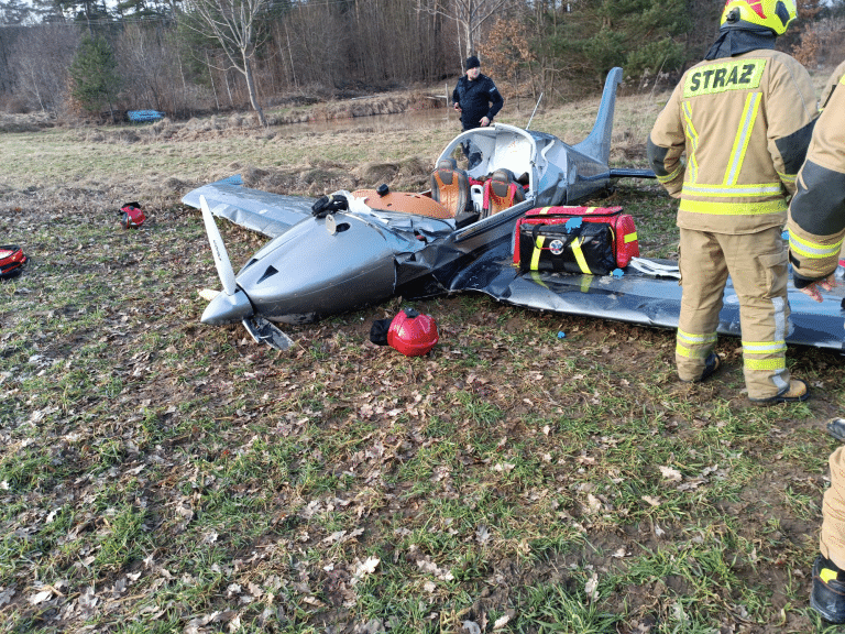 Katastrofa lotnicza pod Olsztynem &ndash; policja apeluje o pomoc do świadk&oacute;w tragedii