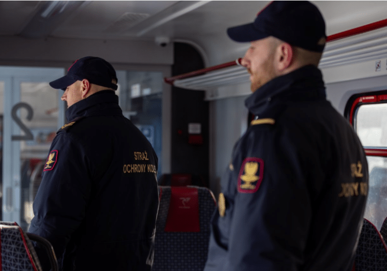 Na trasie do Olsztyna, 18-latek podróżujący bez ważnego biletu złamał nos kierownikowi pociągu