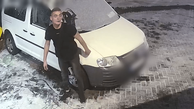 Pan z nagrania ma wstydliwy problem. Każdy może teraz ocenić jego zachowanie