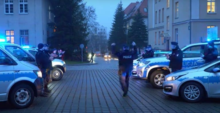 Pożegnanie z mundurem po 33 latach służby. Olsztyński policjant przechodzi na emeryturę