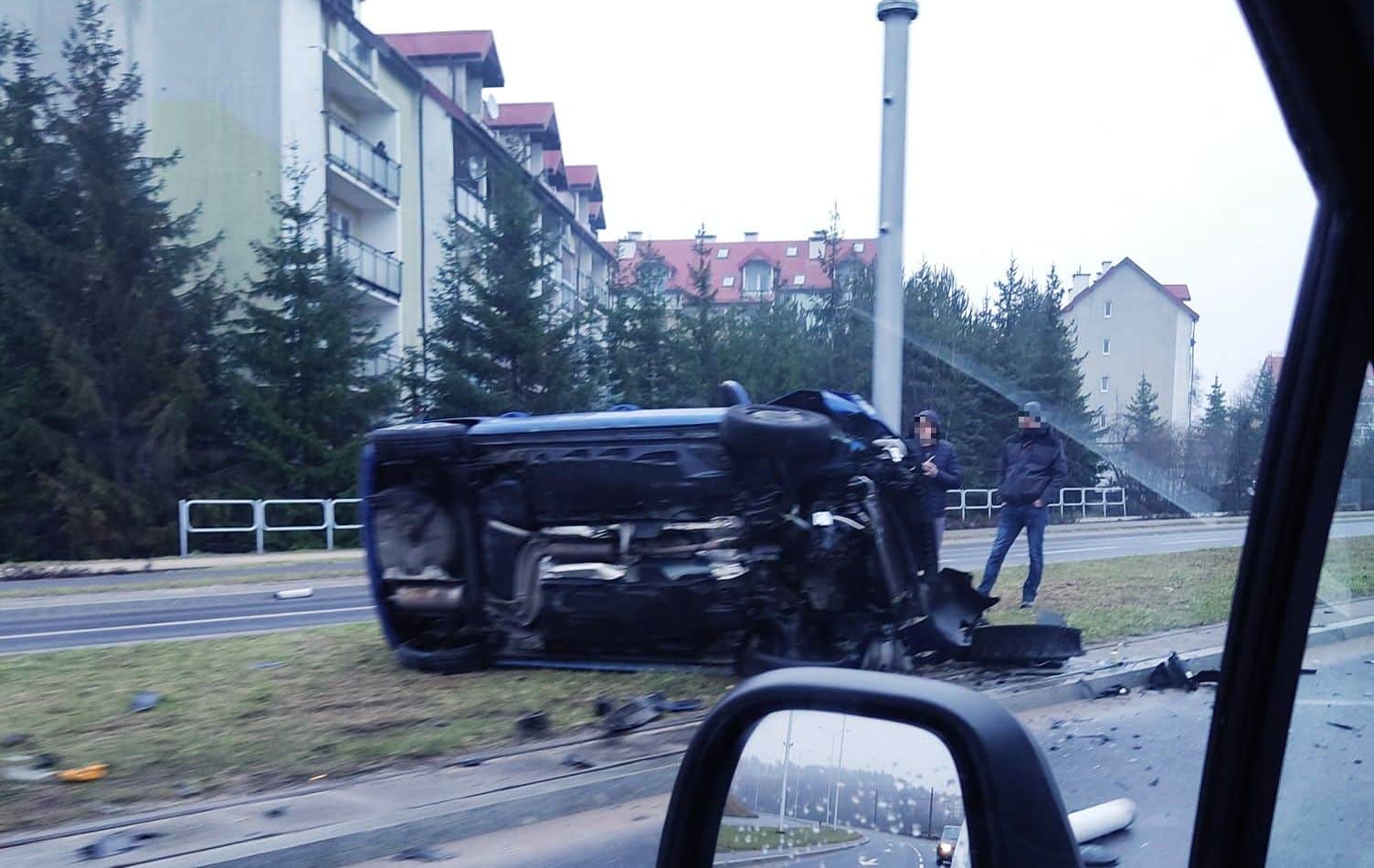 Niebezpieczna jazda w Olsztynie. Młody kierowca wywrócił skodę na ul. Płoskiego ruch drogowy Olsztyn, Wiadomości, zShowcase