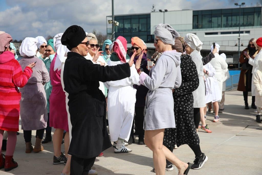 Marsz w szlafrokach na Plaży Miejskiej. Kobiety z Olsztyna zjednoczone? społeczeństwo Olsztyn, Wiadomości, zShowcase