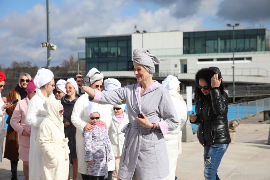 Marsz w szlafrokach na Plaży Miejskiej. Kobiety z Olsztyna zjednoczone? społeczeństwo Olsztyn, Wiadomości, zShowcase