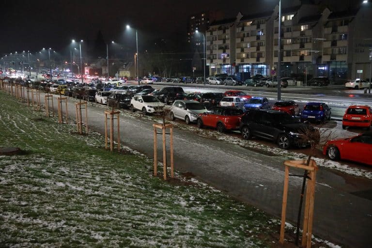 Jest brak wystarczającej liczby miejsc parkingowych wok&oacute;ł Hali Urania?