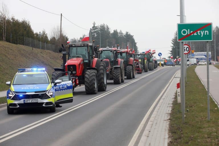 Jak to wygląda? Rolnicy blokują DK51 w Dywitach pod Olsztynem