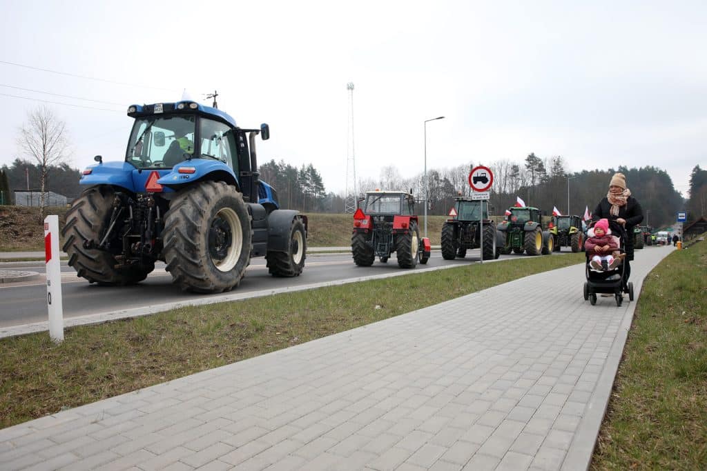 Jak to wygląda? Rolnicy blokują DK51 w Dywitach pod Olsztynem ruch drogowy Olsztyn, Wiadomości, zShowcase