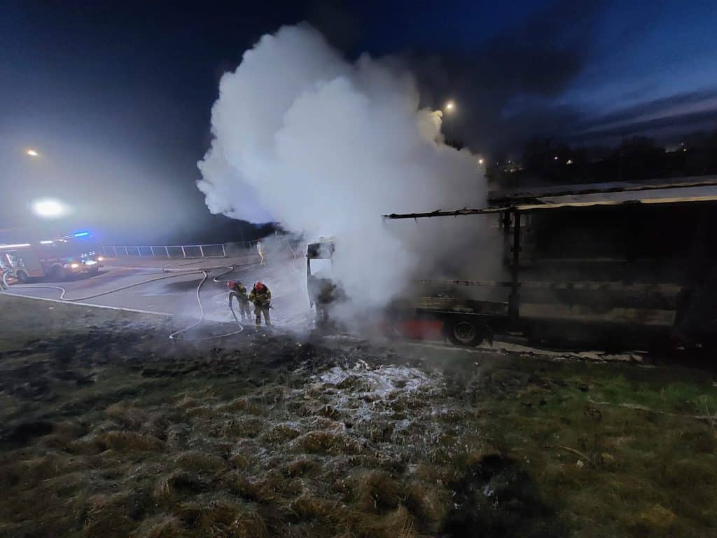 Pożar dwóch samochodów ciężarowych na ulicy Towarowej w Olsztynie straż pożarna Olsztyn, Wiadomości, zShowcase