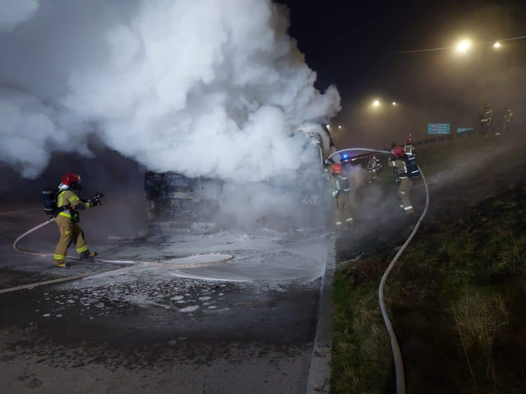 Pożar dwóch samochodów ciężarowych na ulicy Towarowej w Olsztynie straż pożarna Olsztyn, Wiadomości, zShowcase