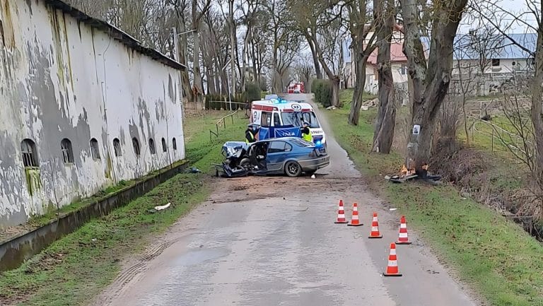Tragiczny wypadek BMW w Budwitach: jedna osoba nie żyje, kierowca w szpitalu
