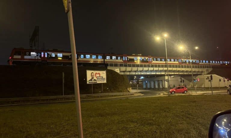 Tragedia na torach: 18-latka w stanie ciężkim po potrąceniu przez pociąg