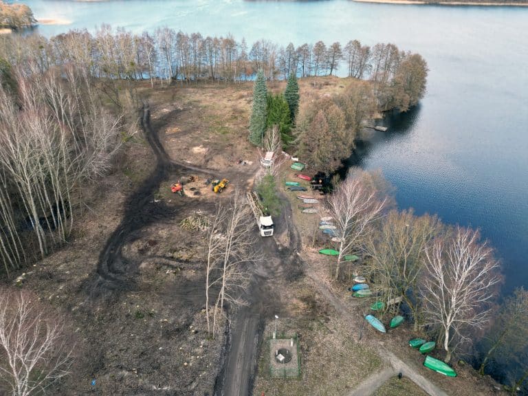 Nad jeziorem Ukiel wycinka drzew. Zamiast plaży powstanie 45 apartament&oacute;w