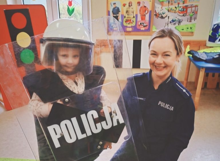 Przedszkolaki miały okazję dowiedzieć się więcej o codziennej służbie policjantów