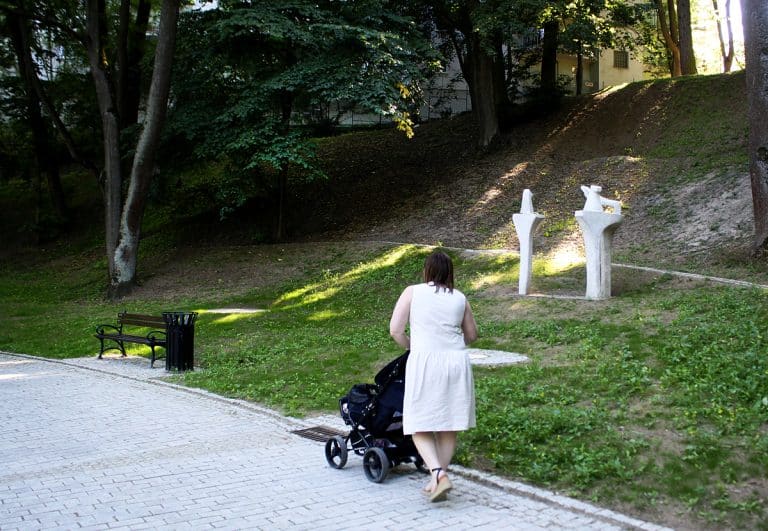 Gmina Olsztyn otrzymała dofinansowanie na konserwację trzech rzeźb w parku Podzamcze