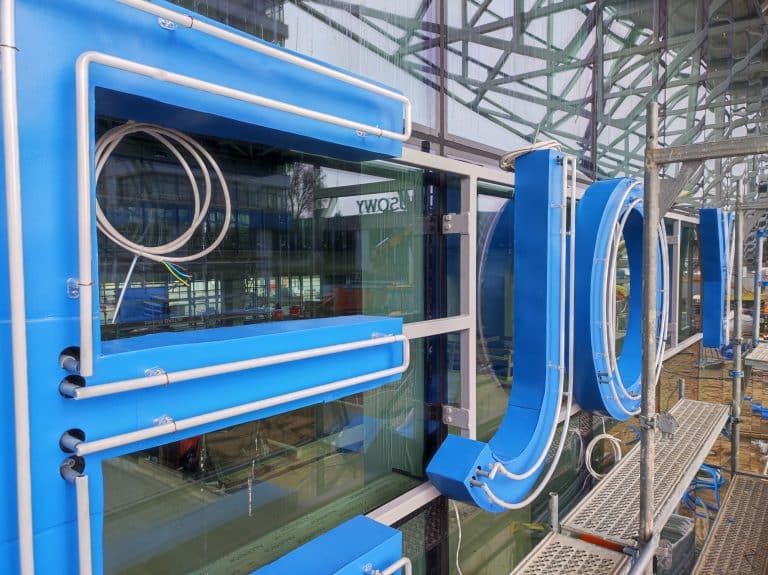 Neon &bdquo;DWORZEC KOLEJOWY&rdquo; ponownie świeci na olsztyńskim dworcu