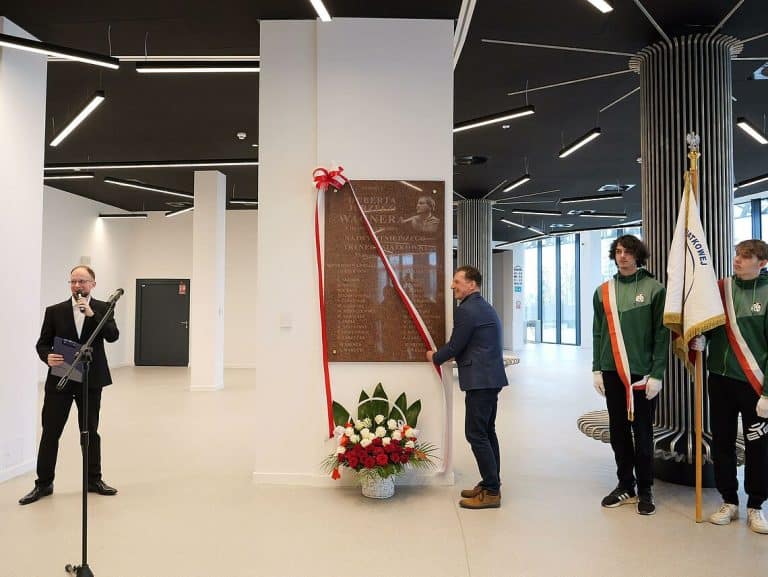 Ponowne odsłonięcie tablicy Wagnera w hali Urania &ndash; hołd dla siatkarskich legend