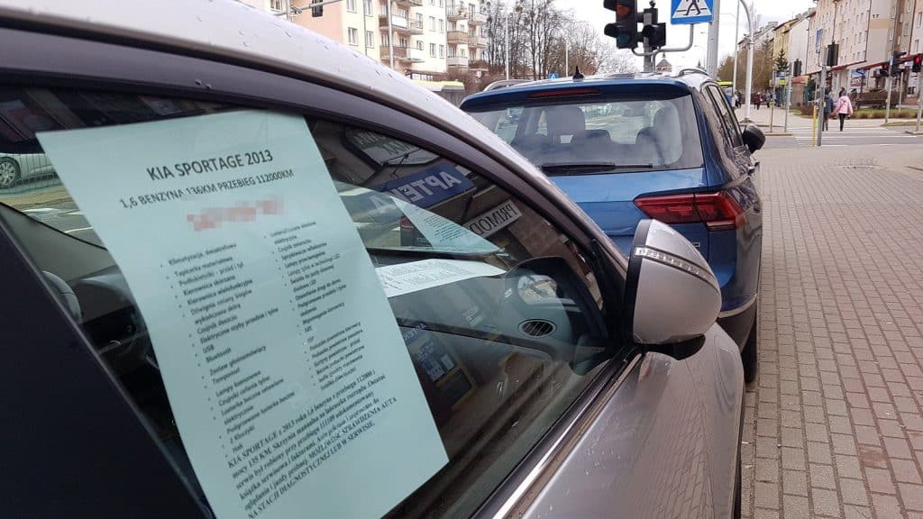 Przy ulicy w środku Jarot, ktoś sprzedaje auta z parkingu ruch drogowy Olsztyn, Wiadomości, zShowcase