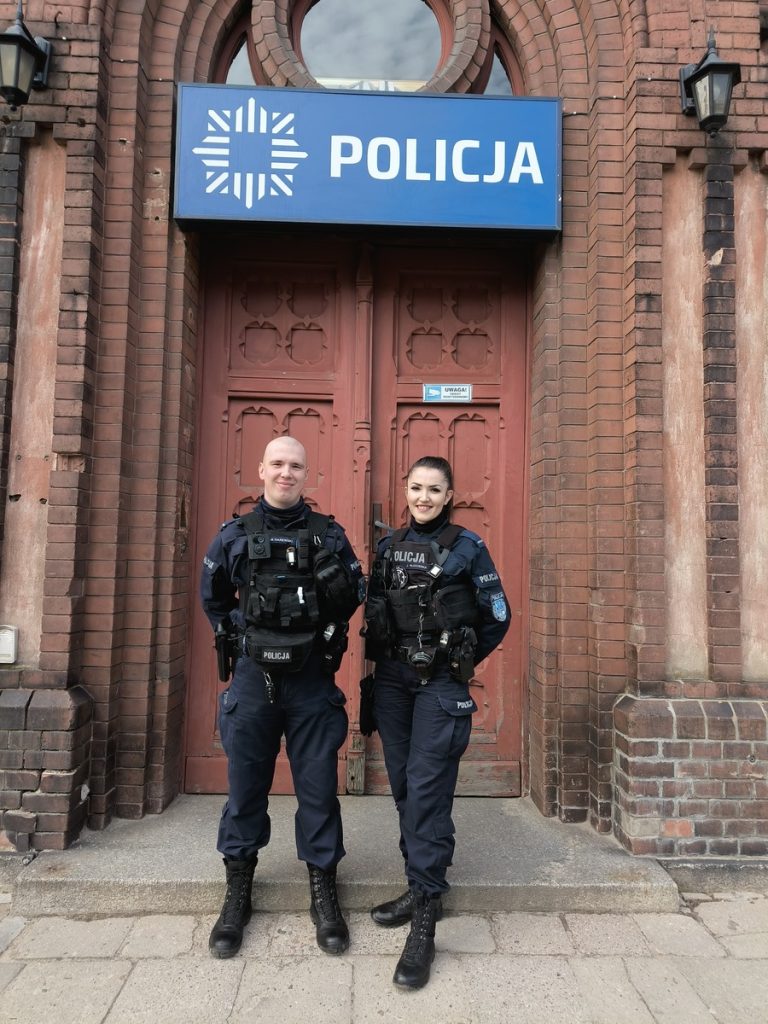 Ryzykując własnym życiem, młodzi policjanci z Olsztyna uratowali ludzi z ognia Kronika policyjna Olsztyn, Wiadomości, zShowcase