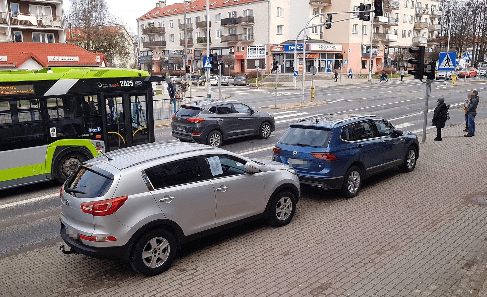 Przy ulicy w środku Jarot, ktoś sprzedaje auta z parkingu ruch drogowy Olsztyn, Wiadomości, zShowcase