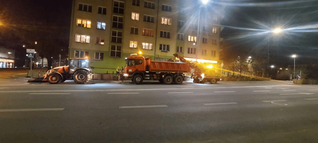Pozimowe sprzątanie ulic Olsztyna ruszyło pełną parą śmieci Olsztyn, Wiadomości, zShowcase