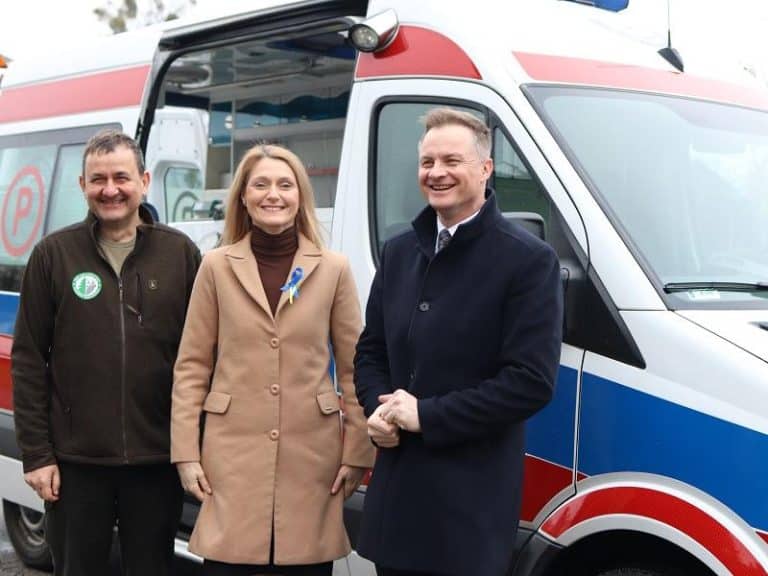 Sąsiedzka solidarność: kolejny ambulans z Warmii i Mazur wsparciem dla Ukrainy