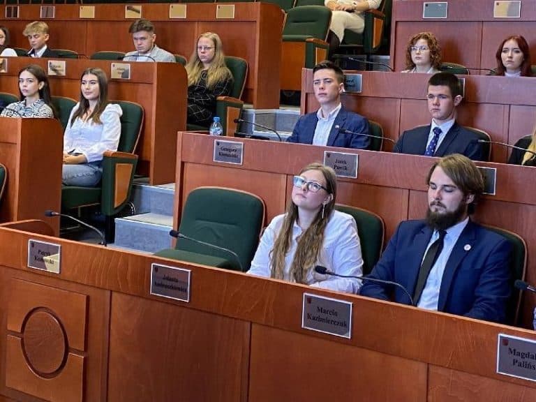 Młodzież kształtująca przyszłość: zaangażuj się w Sejmik Wojew&oacute;dztwa Warmińsko-Mazurskiego