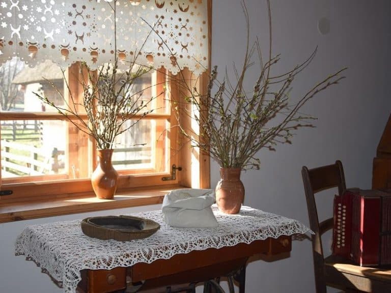 Od pisanki do marzanki. Folklorystyczne świętowanie w parku etnograficznym