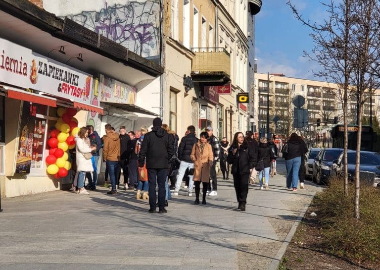 Ogromna kolejka w centrum Olsztyna. Czy to będzie godny następca Barona?
