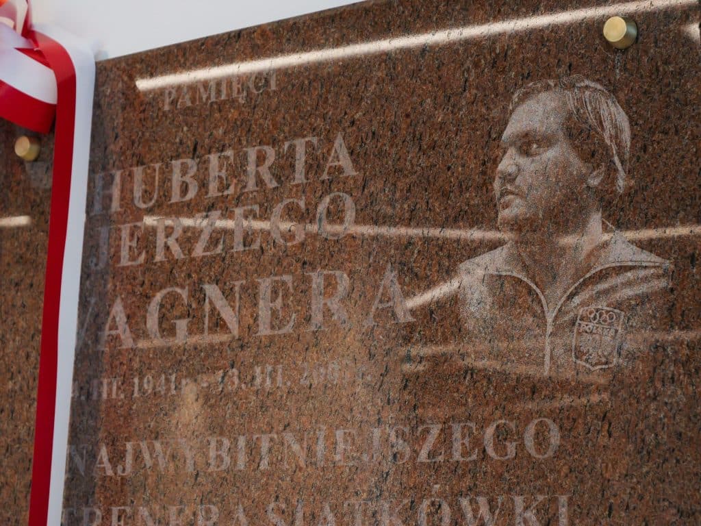 Ponowne odsłonięcie tablicy Wagnera w hali Urania – hołd dla siatkarskich legend Olsztyn, Wiadomości, zShowcase