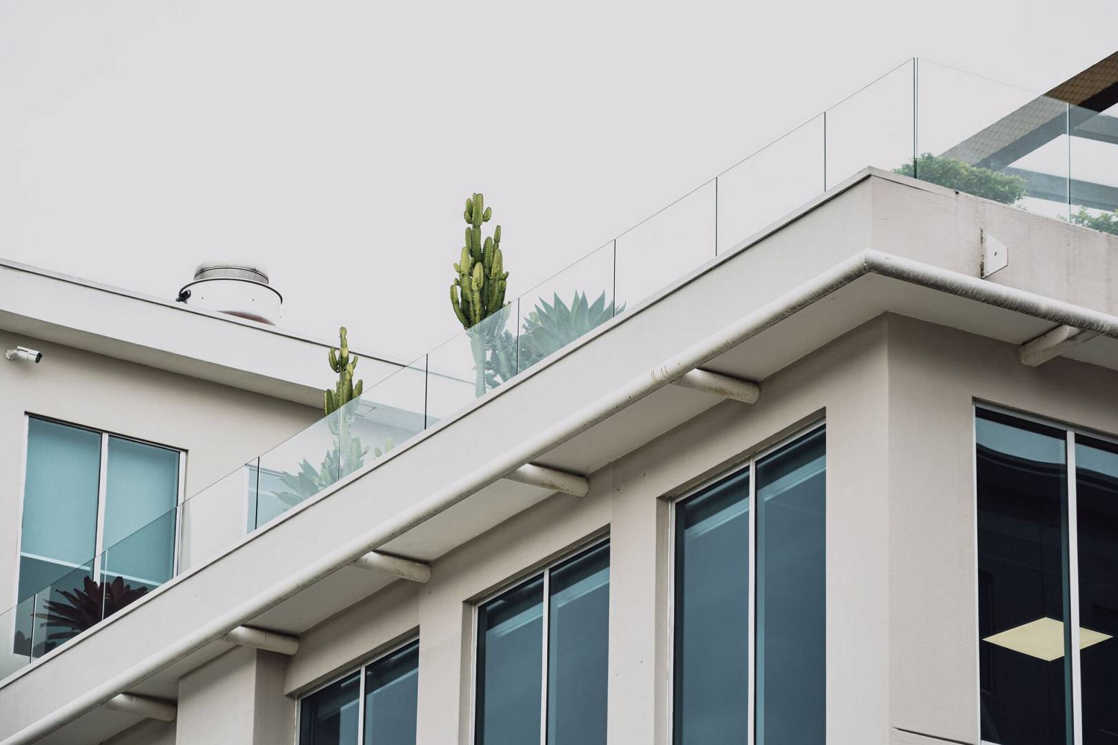 Dlaczego prawidłowa obróbka blacharska balkonu jest tak ważna? Materiał partnera