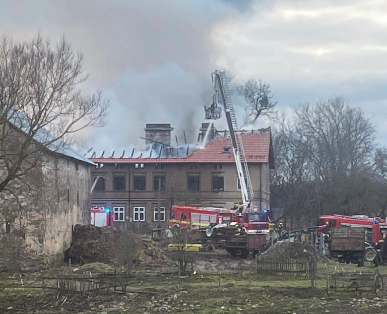 Pożar w Hejbutach: 11 os&oacute;b ewakuowano z budynku mieszkalnego